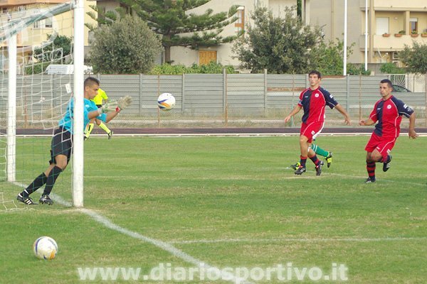 Nicolò Cardia blocca sicuro la sfera Nicolò Cardia blocca sicuro la sfera